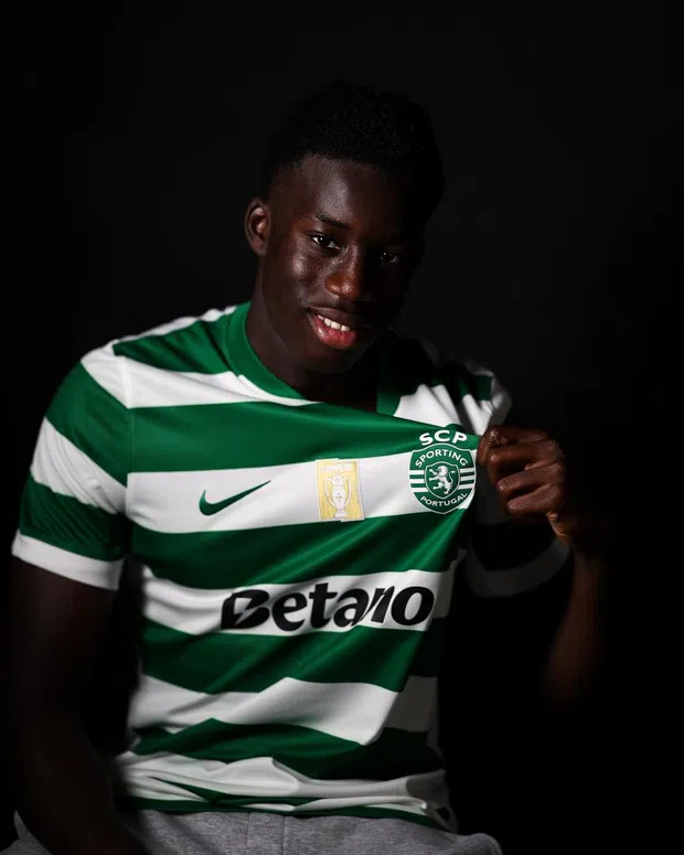 Ala de apenas 18 anos convence Rui Borges, assina novo contrato e vê o clube apostar forte no seu futuro